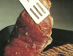 Жарьте мясо на сильном огне не больше 4 минут, перевернув 1 раз. 