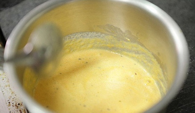 Приготовить соус: в кастрюле смешать овощную пасту со сливками, базиликом