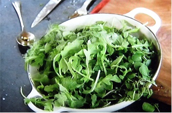 выкладываем рукколу и кресс салат в сковороду с беконом и перемешиваем