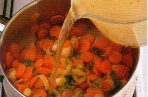 Растопите масло в большой кастрюле. Положите порей и морковь, хорошо перемешайте, чтобы овощи были полностью покрыты маслом. 
