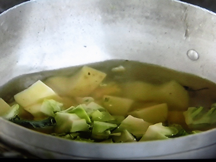 ставим варить картошку и стебли брокколи
