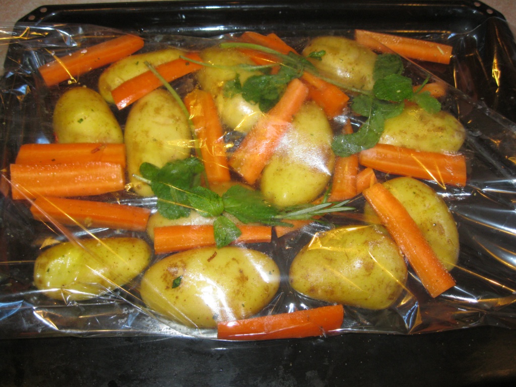 Картофель и морковь в рукаве