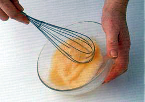 Перемешайте яичные желтки в миске, добавьте около 2 ст.л. лимонного сока, постоянно перемешивая до однородной смеси, насыщенной пузырьками. 