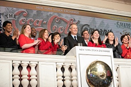 Компания Coca-Cola отметила столетний юбилей своего выхода на биржу
