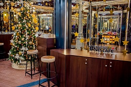 Насладитесь чашечкой ароматного кофе в рождественском NESCAF? баре в центре Москвы