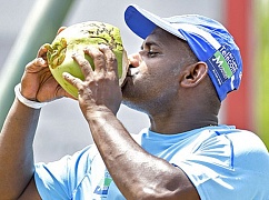 Спортсменам показана кокосовая вода